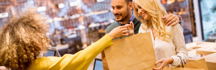 Couple achetant un article dans un magasin pendant les soldes d'hiver